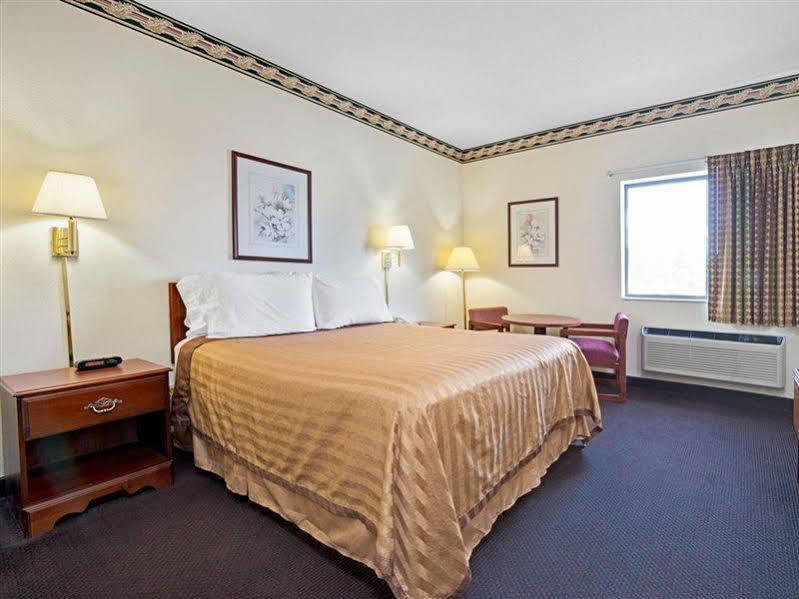 Berkeley Travelodge By Wyndham St. Louis מראה חיצוני תמונה